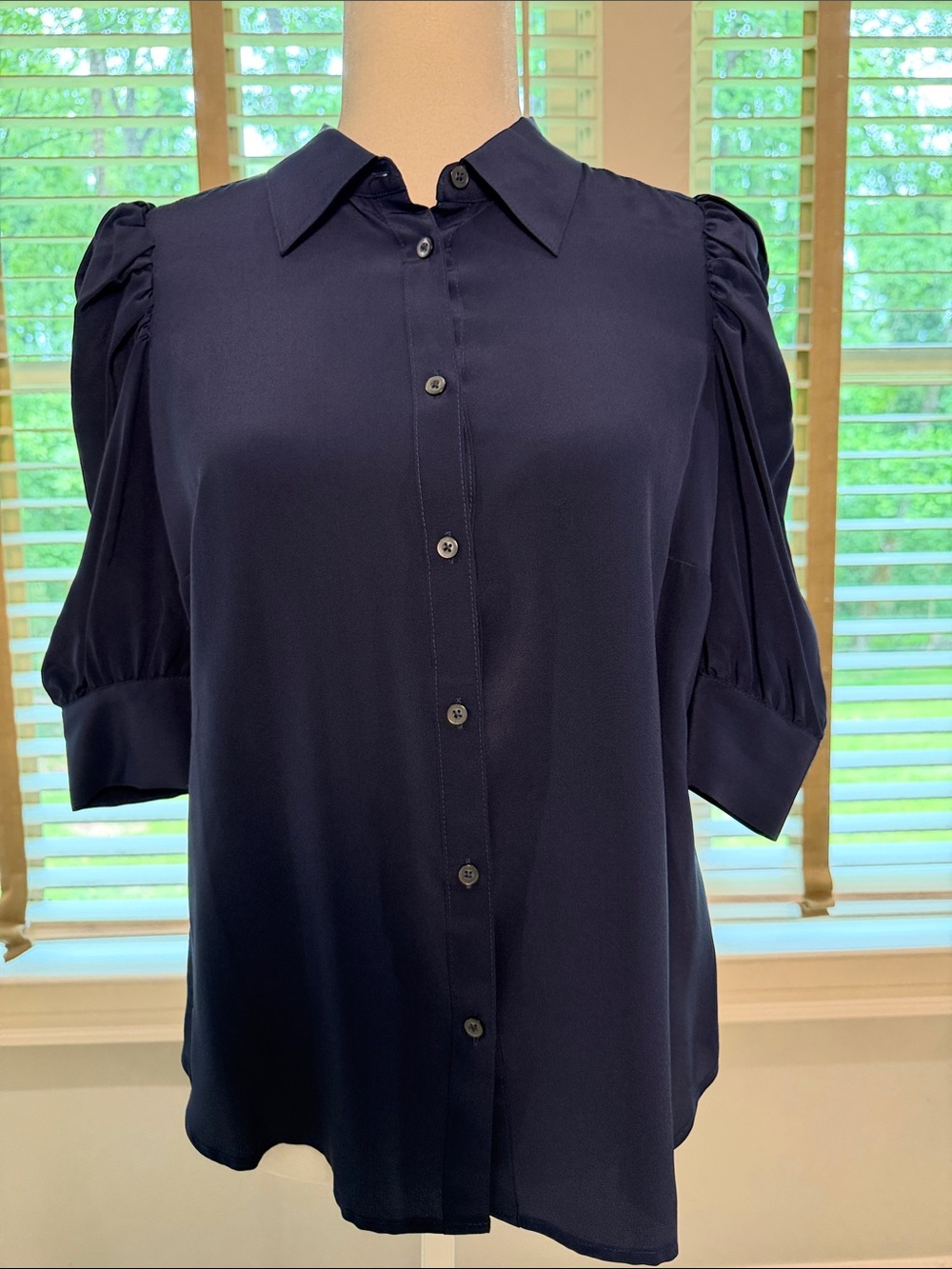 NWT 100% Silk Vineyard Vines Navy Button-Front Puff Sleeve Blouse. Size Small